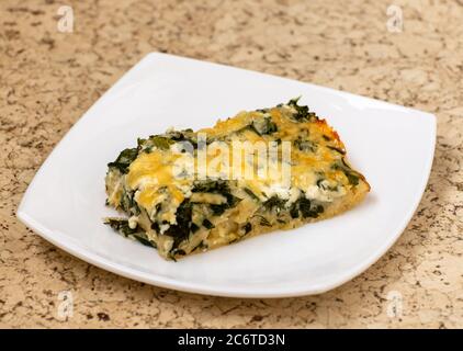 Tranche de tarte ossète avec fromage et herbes Banque D'Images