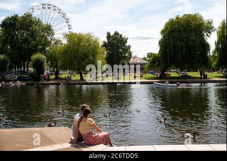 Les gens qui apprécient le temps chaud à Stratford-upon-Avon dans le Warwickshire. Banque D'Images