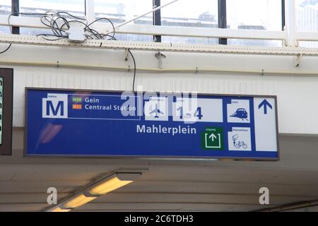 Panneaux indiquant le train et le métro sur la station de métro et de chemin de fer Amsterdam Zuid Banque D'Images