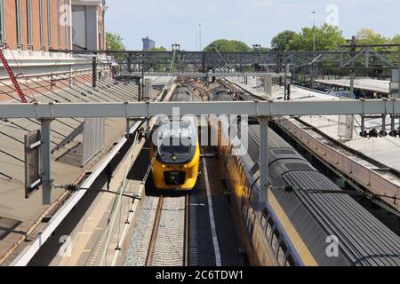 Train interurbain à double pont VIRM à la gare de Dordrecht Banque D'Images