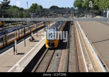 Train interurbain à double pont VIRM à la gare de Dordrecht Banque D'Images