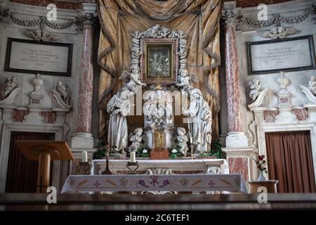 Kotor, Monténégro, 22 septembre 2019 : intérieur de l'église de Sainte-Clara et autel décoré de sculptures de Francesco Penso Cabianca Banque D'Images