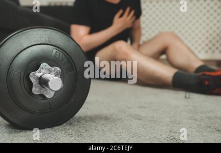 Homme ayant une crise cardiaque. Concept de fitness à domicile. Banque D'Images