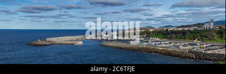 Vue panoramique du quai coloré et du port du village Rabo de Peixe avec bateaux, église et phare à Sao Miguel, la plus grande des îles des Açores, Banque D'Images