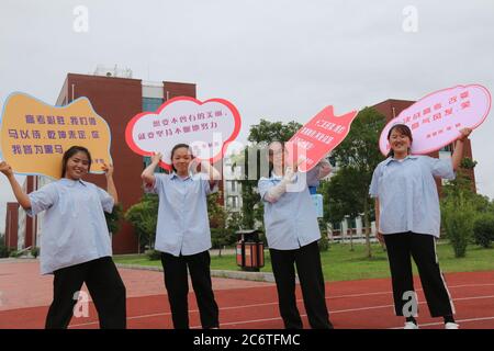 Lianyungang, Lianyungang, Chine. 12 juillet 2020. CHINA-Guanyun County, Lianyungang City, province de Jiangsu, 6 juillet 2020. Les étudiants de la classe 3 de l'école secondaire affiliée à Guanyun de l'Université normale de Nanjing se réjouissent pour l'examen d'entrée à l'université sur le terrain de jeu. Crédit : SIPA Asia/ZUMA Wire/Alay Live News Banque D'Images