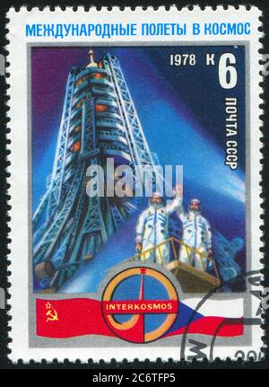 RUSSIE - VERS 1978: Timbre imprimé par la Russie, montre Rocket, le cosmonaute soviétique Aleksei Gubarov et le capitaine tchécoslovaque Vladimir Remek sur le plateau de lancement, c Banque D'Images
