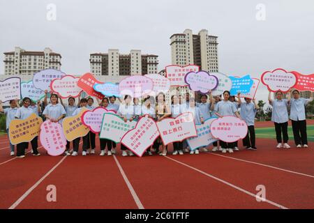 Lianyungang, Lianyungang, Chine. 12 juillet 2020. CHINA-Guanyun County, Lianyungang City, province de Jiangsu, 6 juillet 2020. Les étudiants de la classe 3 de l'école secondaire affiliée à Guanyun de l'Université normale de Nanjing se réjouissent pour l'examen d'entrée à l'université sur le terrain de jeu. Crédit : SIPA Asia/ZUMA Wire/Alay Live News Banque D'Images