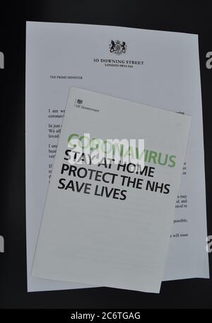 Le dépliant et la lettre du coronavirus du 10 Downing Street ont été distribués dans les foyers du Royaume-Uni au début du confinement de Covid-19. Banque D'Images