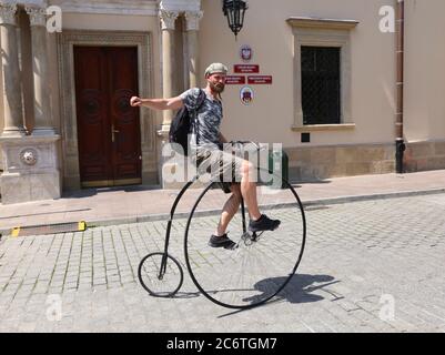 Cracovie. Cracovie. Pologne. Un homme à vélo de farthing Penny. Banque D'Images