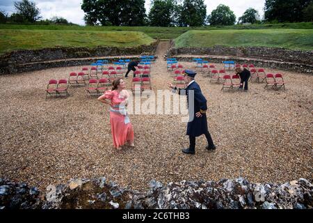 L'équipe de production se place à la table de l'espace, tout comme Will Forester et Emma Wright, Orsino et Olivia dans la douzième répétition de nuit de William Shakespeare, pour la première fois au Roman Open Air Theatre de St Albans, Hertfordshire, Les théâtres se préparent à rouvrir au public avec le relâchement supplémentaire des restrictions de verrouillage en Angleterre. Les théâtres extérieurs, l'opéra, la danse et la musique peuvent reprendre à partir de lundi tant qu'ils ont lieu à l'extérieur et avec un public limité et socialement distancé. Banque D'Images