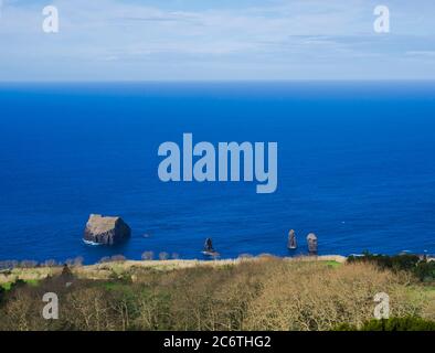 Formations de roches volcaniques de forme inhabituelle sur la plage de Mosteiros, praia Mosteiros avec des arbres secs et un horizon marin bleu. Île de Sao Miguel Banque D'Images