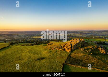 Almscliffe Crag, ou Almscliffe Crag est un affleurement de Millstone Grit au sommet d'une petite colline près du village de North Rigton, près de Leeds et Harrogate Banque D'Images