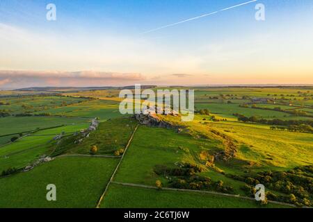 Almscliffe Crag, ou Almscliffe Crag est un affleurement de Millstone Grit au sommet d'une petite colline près du village de North Rigton, près de Leeds et Harrogate Banque D'Images