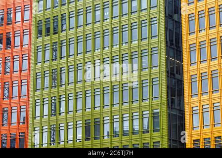Les bâtiments colorés du Centre Saint Giles à Londres, conçus par l'architecte italien Renzo Piano, Banque D'Images