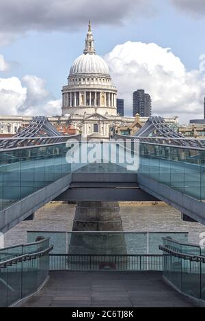 Cathédrale Saint-Paul prise du pont du millénaire. Banque D'Images