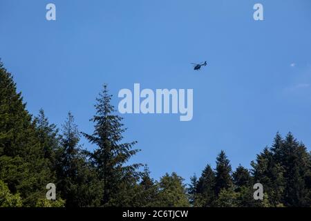 Oppenau, Allemagne. 12 juillet 2020. Un hélicoptère de police passe dans les airs près du site. Un homme armé d'arcs et de flèches a menacé des policiers dans le village de la Forêt-Noire et a pris leurs armes. Il s'est ensuite enfui dans une forêt et a été recherché par un grand contingent depuis. Credit: Philipp von Ditfurth/dpa/Alay Live News Banque D'Images