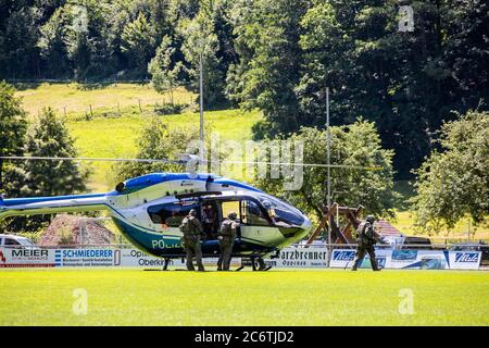 Oppenau, Allemagne. 12 juillet 2020. Les policiers d'un SEK quittent un hélicoptère qui vient d'atterrir. Un homme armé d'arcs et de flèches a menacé les policiers du village de la Forêt-Noire et a emporté leurs armes. Il s'est ensuite enfui dans une forêt et a été recherché par un grand contingent depuis. Credit: Philipp von Ditfurth/dpa/Alay Live News Banque D'Images