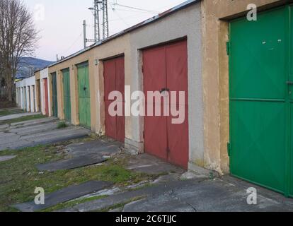 Rangée de portes de garage en métal ancien de couleur abîmé, vue en diagonale Banque D'Images