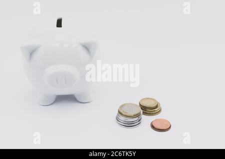 White piggy bank sur une surface blanche - les placements et l'épargne concept Banque D'Images