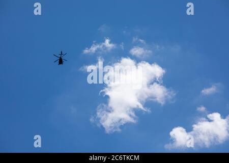 Oppenau, Allemagne. 12 juillet 2020. Un hélicoptère de police passe dans les airs près du site. Un homme armé d'arcs et de flèches a menacé des policiers dans le village de la Forêt-Noire et a pris leurs armes. Il s'est ensuite enfui dans une forêt et a été recherché par un grand contingent depuis. Credit: Philipp von Ditfurth/dpa/Alay Live News Banque D'Images