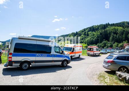 Oppenau, Allemagne. 12 juillet 2020. Un véhicule de police arrive à un lieu de rencontre. Un homme armé d'arcs et de flèches a menacé les policiers du village de la Forêt-Noire et a emporté leurs armes. Il s'est ensuite enfui dans une forêt et a été recherché par un grand contingent depuis. Credit: Philipp von Ditfurth/dpa/Alay Live News Banque D'Images