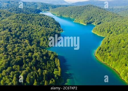 Vue aérienne du lac Proscansko dans le parc national des lacs de Plitvice, Croatie Banque D'Images