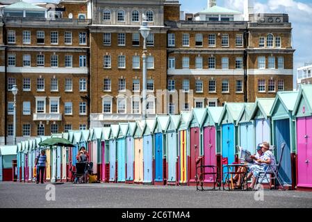 Brighton UK, 12 juillet 2020: Des conditions lumineuses et ensoleillées sur le front de mer de Hove ce matin crédit: Andrew Hasson/Alay Live News Banque D'Images