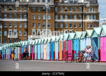 Brighton UK, 12 juillet 2020: Des conditions lumineuses et ensoleillées sur le front de mer de Hove ce matin crédit: Andrew Hasson/Alay Live News Banque D'Images