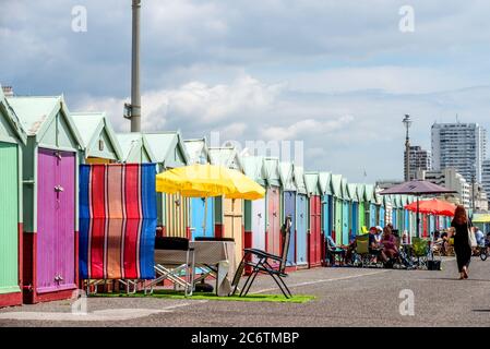 Brighton UK, 12 juillet 2020: Des conditions lumineuses et ensoleillées sur le front de mer de Hove ce matin crédit: Andrew Hasson/Alay Live News Banque D'Images