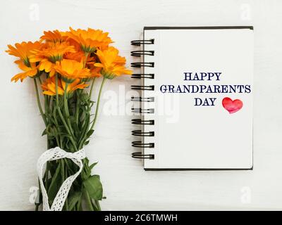 Belles fleurs lumineuses sur une table blanche Banque D'Images