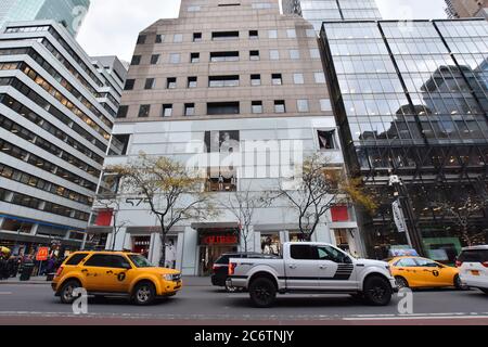 New York, États-Unis - 5 décembre 2019. Vue sur la rue de la cinquième avenue dans Midtown Manhattan, New York City, États-Unis. Façade boutique. Banque D'Images