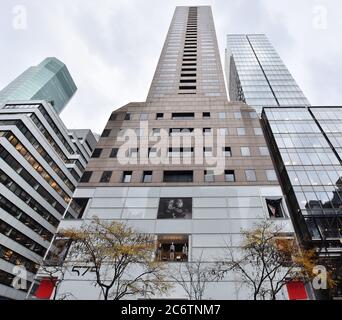 New York, États-Unis - 5 décembre 2019. Vue sur la rue de la cinquième avenue dans Midtown Manhattan, New York City, États-Unis. Façade boutique. Banque D'Images