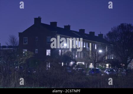 Maison sur le canal et des lampes lumineuses lors d'une soirée d'automne brumeuse. Automne. Banque D'Images