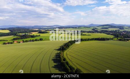 Vue aérienne sur Leutersdorf et les montagnes à proximité en saxe Banque D'Images