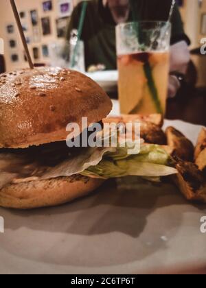 hamburger frais et savoureux sur fond noir Banque D'Images