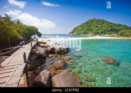 pont en bois sur roche brune et belle plage de sable et eau de mer claire à nang yuan à koh tao thaïlande sur fond de paysage magnifique nature Banque D'Images