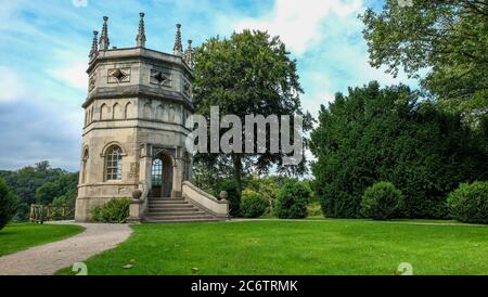 La tour Octagon, au sommet de la colline, surplombe le jardin aquatique royal de Studley, près de Ripon en Angleterre Banque D'Images