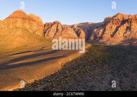 Tôt le matin, la lumière du soleil illumine un magnifique paysage de montagne qui s'élève du désert dans Red Rock Canyon non loin de Las Vegas, Nevada. Banque D'Images