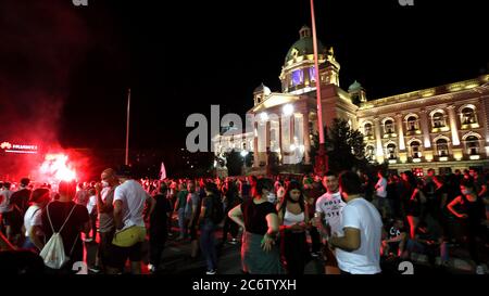 Belgrade, Serbie. 11 juillet 2020. Les policiers regardent pendant la manifestation avec les manifestants lors de la manifestation contre les mesures strictes de lutte contre le coronavirus à Belgrade, Serbie, 11 juillet 2020. Des milliers de personnes se sont rassemblées devant le Parlement serbe de Belgrade pour protester contre les nouvelles mesures visant à enrayer la propagation du coronavirus du COV-SRAS-2, qui cause la maladie COVID-19. Crédit: Koca Sulejmanovic/Alay Live News Banque D'Images