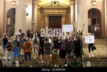 Belgrade, Serbie. 11 juillet 2020. Les policiers regardent pendant la manifestation avec les manifestants lors de la manifestation contre les mesures strictes de lutte contre le coronavirus à Belgrade, Serbie, 11 juillet 2020. Des milliers de personnes se sont rassemblées devant le Parlement serbe de Belgrade pour protester contre les nouvelles mesures visant à enrayer la propagation du coronavirus du COV-SRAS-2, qui cause la maladie COVID-19. Crédit: Koca Sulejmanovic/Alay Live News Banque D'Images