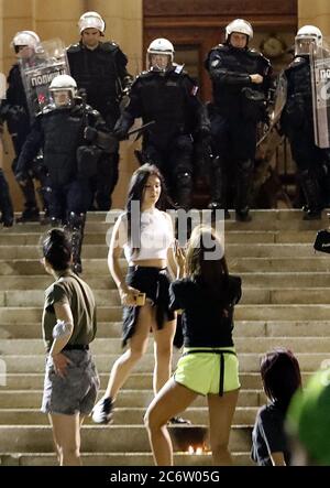 Belgrade, Serbie. 11 juillet 2020. Les policiers regardent pendant la manifestation avec les manifestants lors de la manifestation contre les mesures strictes de lutte contre le coronavirus à Belgrade, Serbie, 11 juillet 2020. Des milliers de personnes se sont rassemblées devant le Parlement serbe de Belgrade pour protester contre les nouvelles mesures visant à enrayer la propagation du coronavirus du COV-SRAS-2, qui cause la maladie COVID-19. Crédit: Koca Sulejmanovic/Alay Live News Banque D'Images