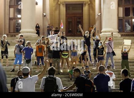 Belgrade, Serbie. 11 juillet 2020. Les policiers regardent pendant la manifestation avec les manifestants lors de la manifestation contre les mesures strictes de lutte contre le coronavirus à Belgrade, Serbie, 11 juillet 2020. Des milliers de personnes se sont rassemblées devant le Parlement serbe de Belgrade pour protester contre les nouvelles mesures visant à enrayer la propagation du coronavirus du COV-SRAS-2, qui cause la maladie COVID-19. Crédit: Koca Sulejmanovic/Alay Live News Banque D'Images