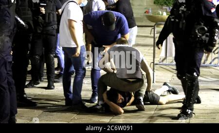 Belgrade, Serbie. 11 juillet 2020. Les policiers regardent pendant la manifestation avec les manifestants lors de la manifestation contre les mesures strictes de lutte contre le coronavirus à Belgrade, Serbie, 11 juillet 2020. Des milliers de personnes se sont rassemblées devant le Parlement serbe de Belgrade pour protester contre les nouvelles mesures visant à enrayer la propagation du coronavirus du COV-SRAS-2, qui cause la maladie COVID-19. Crédit: Koca Sulejmanovic/Alay Live News Banque D'Images