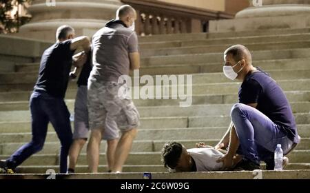 Belgrade, Serbie. 11 juillet 2020. Les policiers regardent pendant la manifestation avec les manifestants lors de la manifestation contre les mesures strictes de lutte contre le coronavirus à Belgrade, Serbie, 11 juillet 2020. Des milliers de personnes se sont rassemblées devant le Parlement serbe de Belgrade pour protester contre les nouvelles mesures visant à enrayer la propagation du coronavirus du COV-SRAS-2, qui cause la maladie COVID-19. Crédit: Koca Sulejmanovic/Alay Live News Banque D'Images