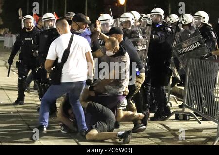 Belgrade, Serbie. 11 juillet 2020. Les policiers regardent pendant la manifestation avec les manifestants lors de la manifestation contre les mesures strictes de lutte contre le coronavirus à Belgrade, Serbie, 11 juillet 2020. Des milliers de personnes se sont rassemblées devant le Parlement serbe de Belgrade pour protester contre les nouvelles mesures visant à enrayer la propagation du coronavirus du COV-SRAS-2, qui cause la maladie COVID-19. Crédit: Koca Sulejmanovic/Alay Live News Banque D'Images