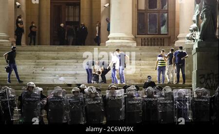 Belgrade, Serbie. 11 juillet 2020. Les policiers regardent pendant la manifestation avec les manifestants lors de la manifestation contre les mesures strictes de lutte contre le coronavirus à Belgrade, Serbie, 11 juillet 2020. Des milliers de personnes se sont rassemblées devant le Parlement serbe de Belgrade pour protester contre les nouvelles mesures visant à enrayer la propagation du coronavirus du COV-SRAS-2, qui cause la maladie COVID-19. Crédit: Koca Sulejmanovic/Alay Live News Banque D'Images