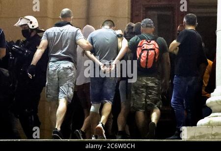 Belgrade, Serbie. 11 juillet 2020. Les policiers regardent pendant la manifestation avec les manifestants lors de la manifestation contre les mesures strictes de lutte contre le coronavirus à Belgrade, Serbie, 11 juillet 2020. Des milliers de personnes se sont rassemblées devant le Parlement serbe de Belgrade pour protester contre les nouvelles mesures visant à enrayer la propagation du coronavirus du COV-SRAS-2, qui cause la maladie COVID-19. Crédit: Koca Sulejmanovic/Alay Live News Banque D'Images