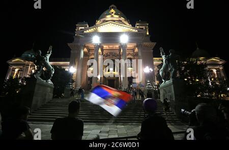 Belgrade, Serbie. 11 juillet 2020. Les policiers regardent pendant la manifestation avec les manifestants lors de la manifestation contre les mesures strictes de lutte contre le coronavirus à Belgrade, Serbie, 11 juillet 2020. Des milliers de personnes se sont rassemblées devant le Parlement serbe de Belgrade pour protester contre les nouvelles mesures visant à enrayer la propagation du coronavirus du COV-SRAS-2, qui cause la maladie COVID-19. Crédit: Koca Sulejmanovic/Alay Live News Banque D'Images