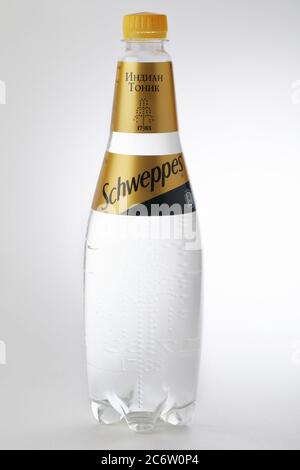 Bouteille d'eau tonique indienne Schweppes contenant de la quinine sur fond blanc Banque D'Images