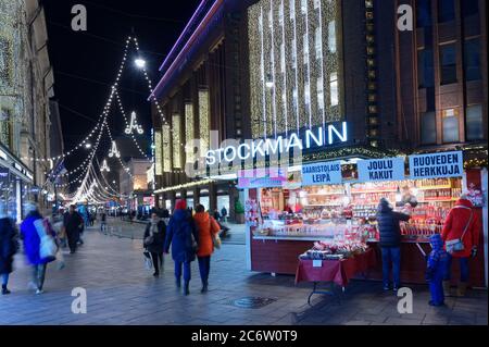 Helsinki, Finlande - 30 novembre 2019 : les gens de la rue Aleksanterinkatu sont décorés pour les vacances de Noël dans le supermarché Stockmann. Quelques semaines avant Noël, la rue Aleksanterinkatu devient la rue de Noël principale d'Helsinki Banque D'Images